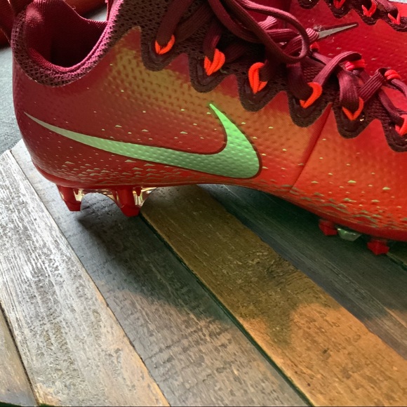 Nike Red Soccer Shoes - Picture 4 of 6